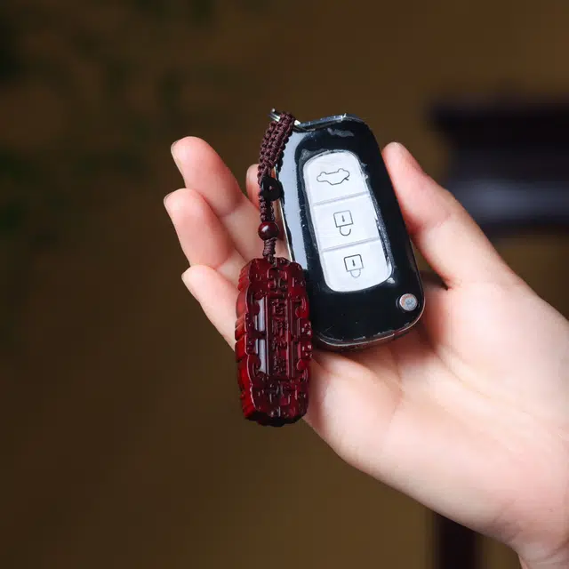 檀欣 精雕刻祥云吉祥如意紫气东来木雕钥匙扣随身小配件 国潮复古中式小众设计感#好运 平安顺遂吉祥如意 紫檀属 挂件 男女同款情侣款