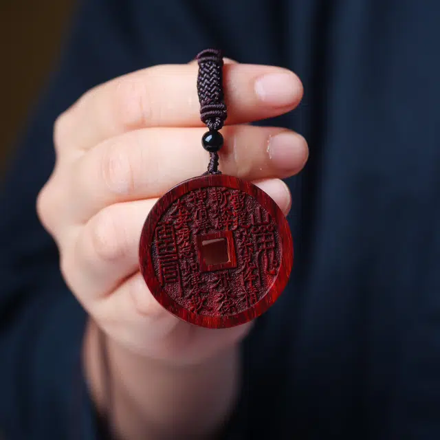 【山鬼花钱平安扣】 檀欣 新中式国潮复古 原木雕刻八卦牌转运#好运 时来运转财源广进上岸 紫檀属 项链 男女同款情侣款