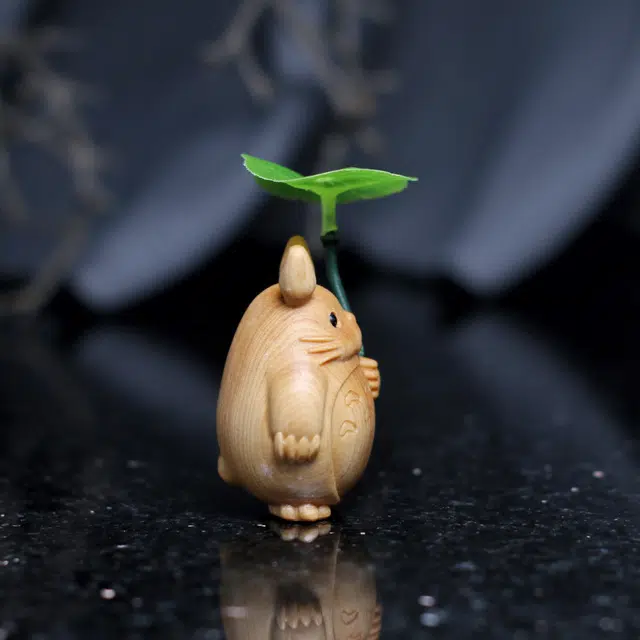 檀欣 新中式 荷叶伞原木雕刻龙猫 招财可爱萌萌哒 轻奢简约随身携带把玩 纳福平安 崖柏 摆件 男女同款情侣款