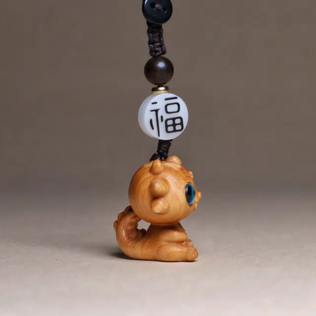 檀欣 龙宝宝 原木雕刻十二生肖龙随身文玩 汽车挂件 招财平安 精致可爱小众设计包包 崖柏 钥匙扣 男女同款情侣款