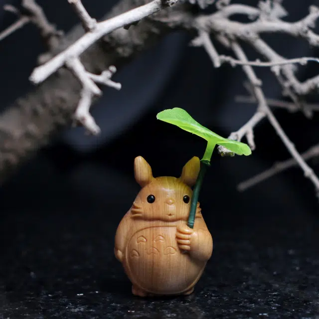 檀欣 新中式 荷叶伞原木雕刻龙猫 招财可爱萌萌哒 轻奢简约随身携带把玩 纳福平安 崖柏 摆件 男女同款情侣款