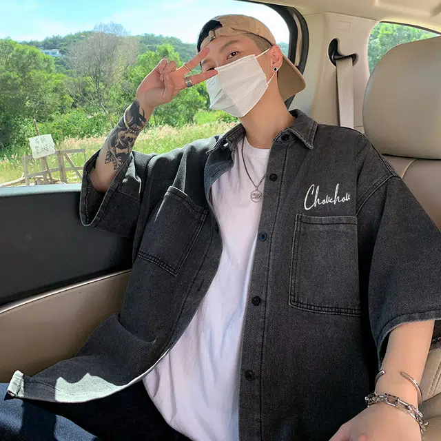 周同学 周杰伦美式经典复古休闲字母印花街头潮牌纽扣落肩翻领宽松短袖衬衫 男女同款