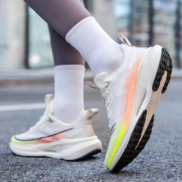 金莱克 透气舒适时尚 潮流经典百搭 运动休闲 低帮跑步鞋 男女同款 白色