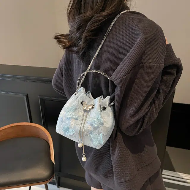 菲姿卓尔 新中式刺绣帆布包包女 小众蝴蝶链条时尚潮流百搭 水桶包手提包 常规 女款 白色/粉色/黑色/蓝色