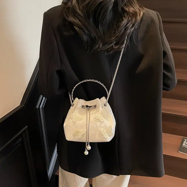 菲姿卓尔 新中式刺绣帆布包包女 小众蝴蝶链条时尚潮流百搭 水桶包手提包 常规 女款 白色/粉色/黑色/蓝色