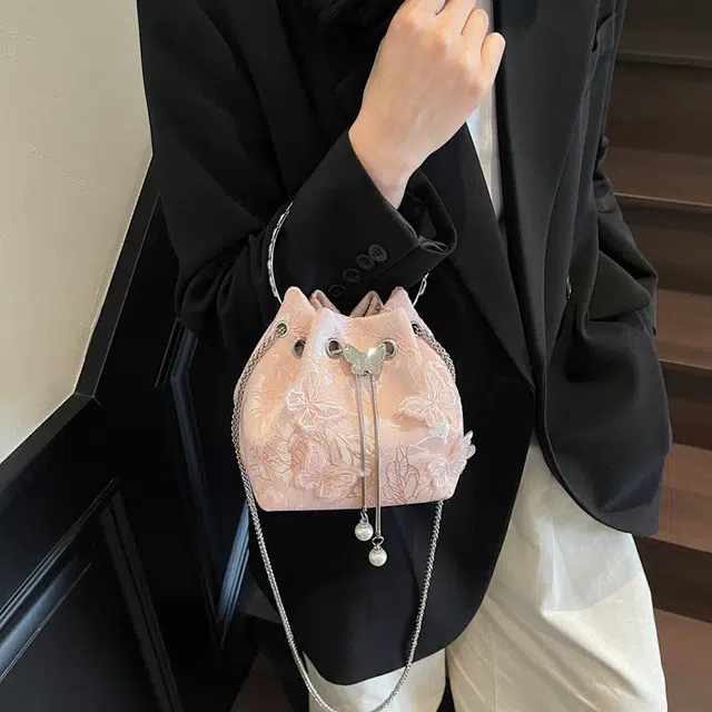 菲姿卓尔 新中式刺绣帆布包包女 小众蝴蝶链条时尚潮流百搭 水桶包手提包 常规 女款 白色/粉色/黑色/蓝色
