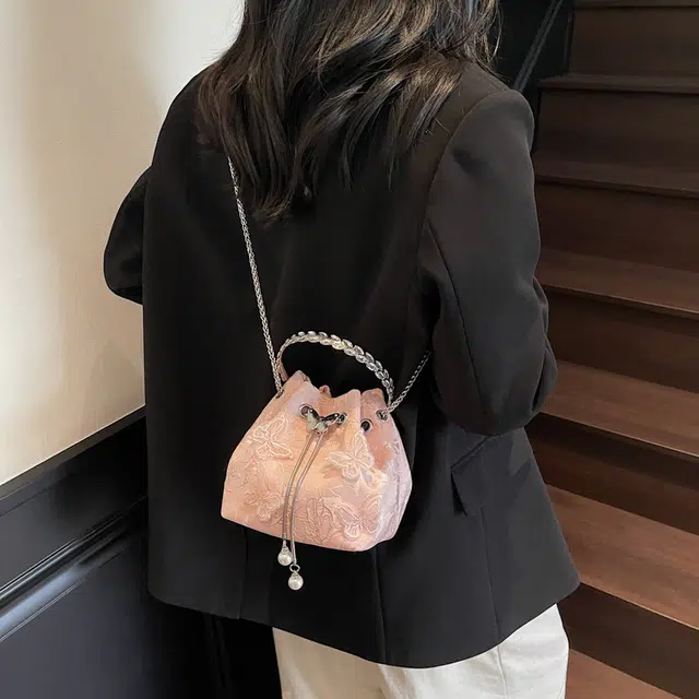 菲姿卓尔 新中式刺绣帆布包包女 小众蝴蝶链条时尚潮流百搭 水桶包手提包 常规 女款 白色/粉色/黑色/蓝色