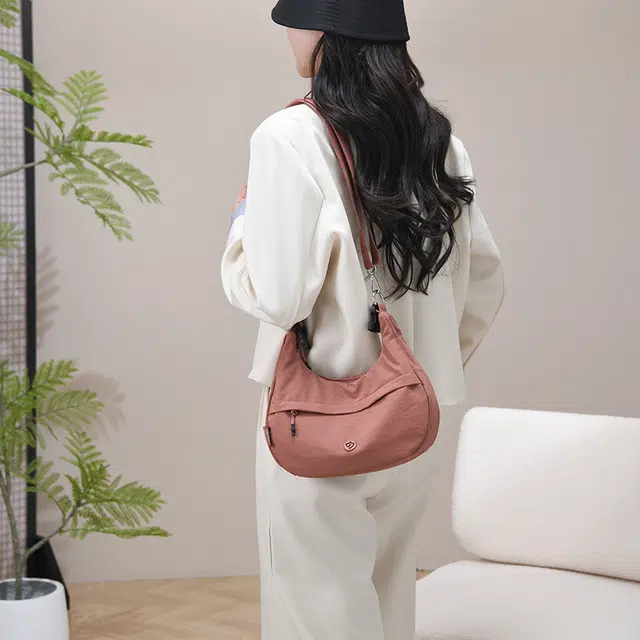 捷朗仕 时尚通勤简约小众设计百搭 尼龙布 单肩斜挎手提包 中号 女款 多色