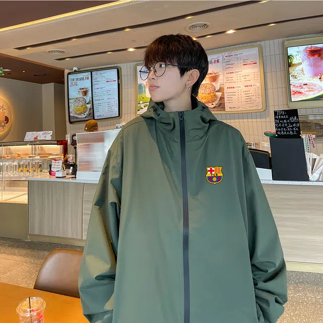 巴塞罗那足球俱乐部 美式复古拉链徽章字母印花连帽休闲宽松夹克外套 男女同款
