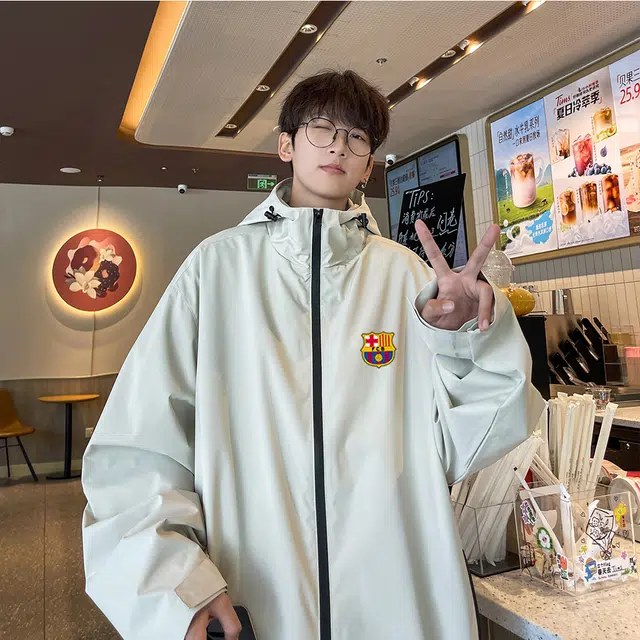 巴塞罗那足球俱乐部 美式复古拉链徽章字母印花连帽休闲宽松夹克外套 男女同款