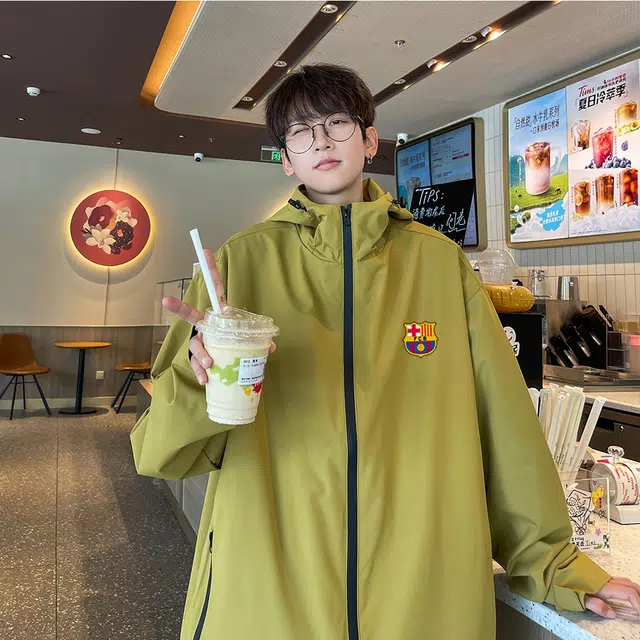 巴塞罗那足球俱乐部 美式复古拉链徽章字母印花连帽休闲宽松夹克外套 男女同款