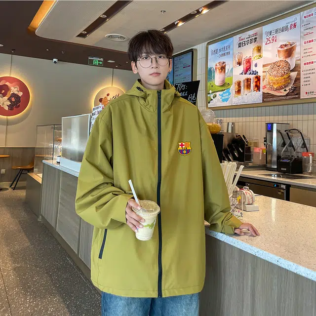 巴塞罗那足球俱乐部 美式复古拉链徽章字母印花连帽休闲宽松夹克外套 男女同款