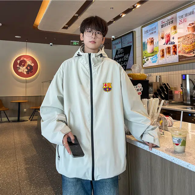 巴塞罗那足球俱乐部 美式复古拉链徽章字母印花连帽休闲宽松夹克外套 男女同款