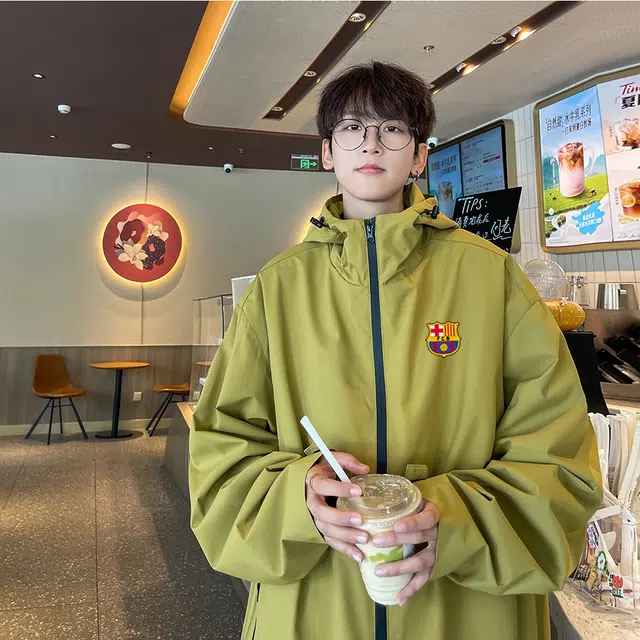 巴塞罗那足球俱乐部 美式复古拉链徽章字母印花连帽休闲宽松夹克外套 男女同款