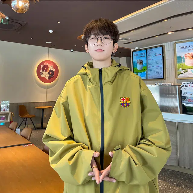 巴塞罗那足球俱乐部 美式复古拉链徽章字母印花连帽休闲宽松夹克外套 男女同款