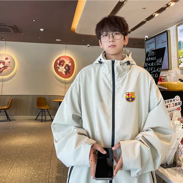 巴塞罗那足球俱乐部 美式复古拉链徽章字母印花连帽休闲宽松夹克外套 男女同款