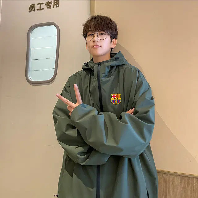 巴塞罗那足球俱乐部 美式复古拉链徽章字母印花连帽休闲宽松夹克外套 男女同款