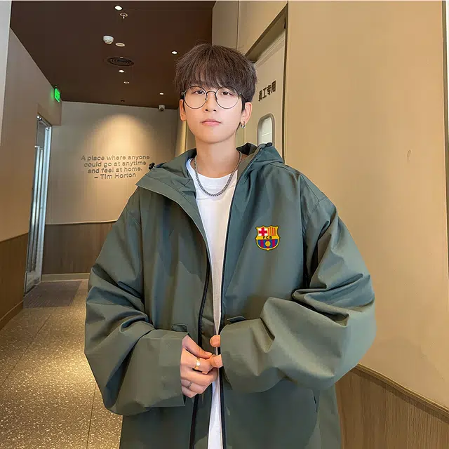 巴塞罗那足球俱乐部 美式复古拉链徽章字母印花连帽休闲宽松夹克外套 男女同款
