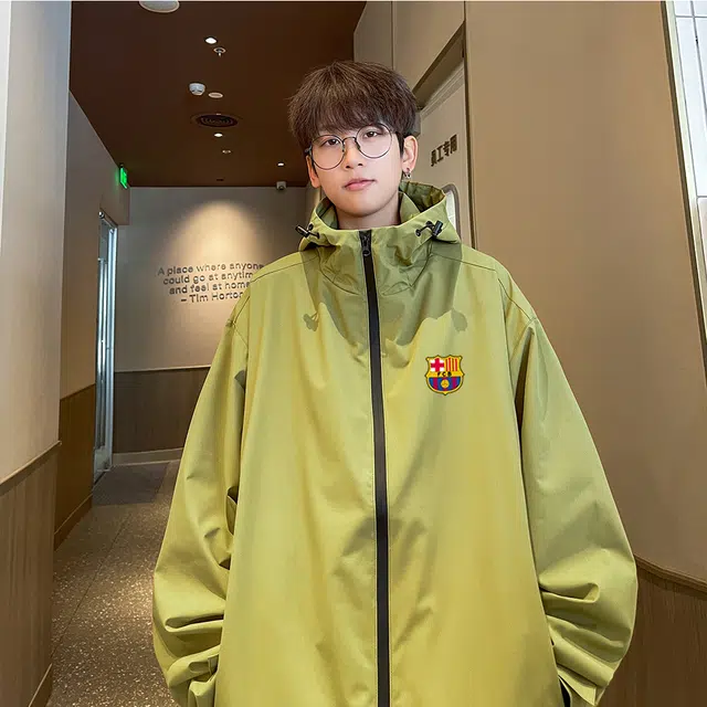 巴塞罗那足球俱乐部 美式复古拉链徽章字母印花连帽休闲宽松夹克外套 男女同款