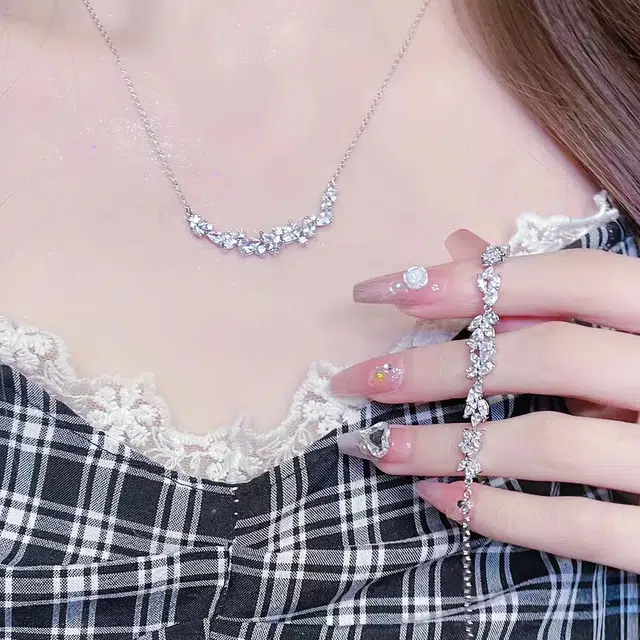 925