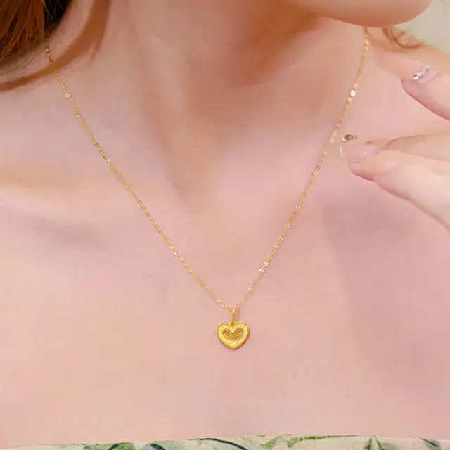华熹福珠宝 简约设计高级感龙鳞爱心轻奢百搭锁骨链 足金 一口价 吊坠 女