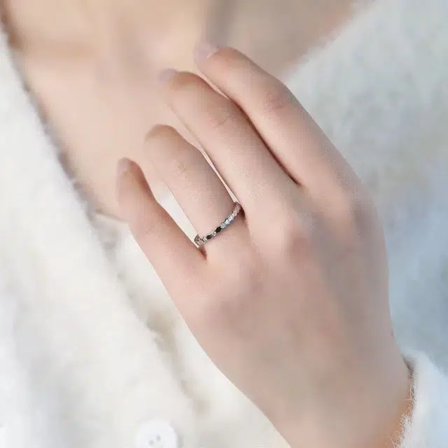 925