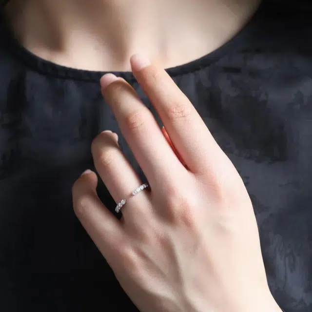 925