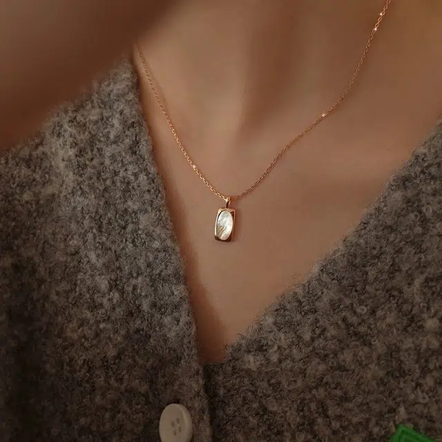 925