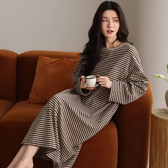 欧迪芬 简约休闲长袖带胸垫可外穿家居服睡裙 女款 杏色条纹