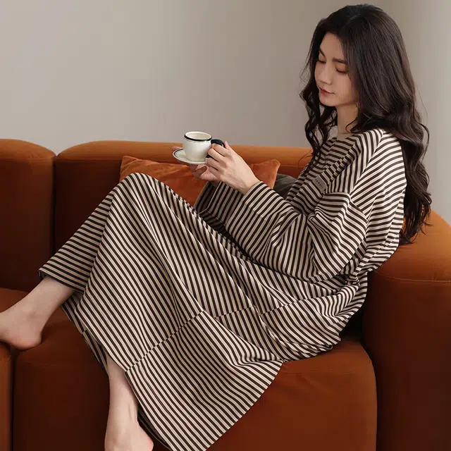 欧迪芬 简约休闲长袖带胸垫可外穿家居服睡裙 女款 杏色条纹
