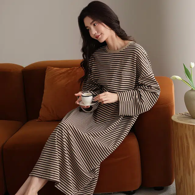 欧迪芬 简约休闲长袖带胸垫可外穿家居服睡裙 女款 杏色条纹