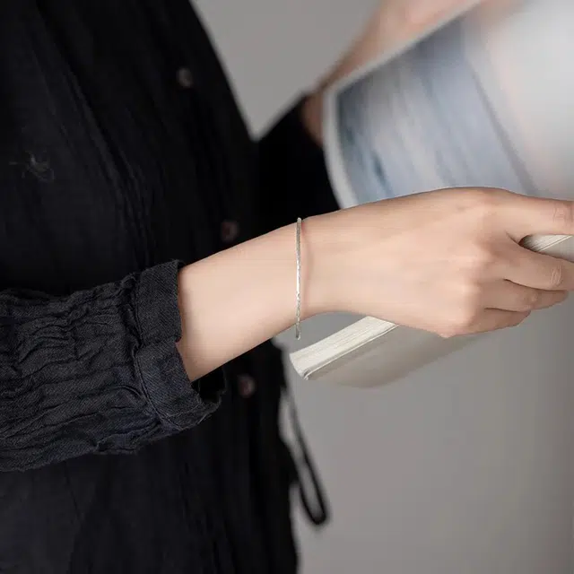 谧月珠宝 新中式国潮风古风清冷感小众设计古法传承锤纹镯子个性时尚极简主义显年轻复古素圈温婉温柔 合金 手镯 女款