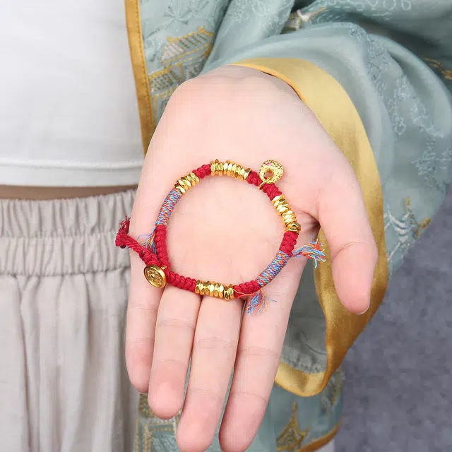 谧月珠宝 新中式国潮风黄财神盘缠钱币五彩手工编织绳时尚轻奢精致高级感平安喜乐百搭饰品古法复古好运 合金 手链 男女同款情侣款