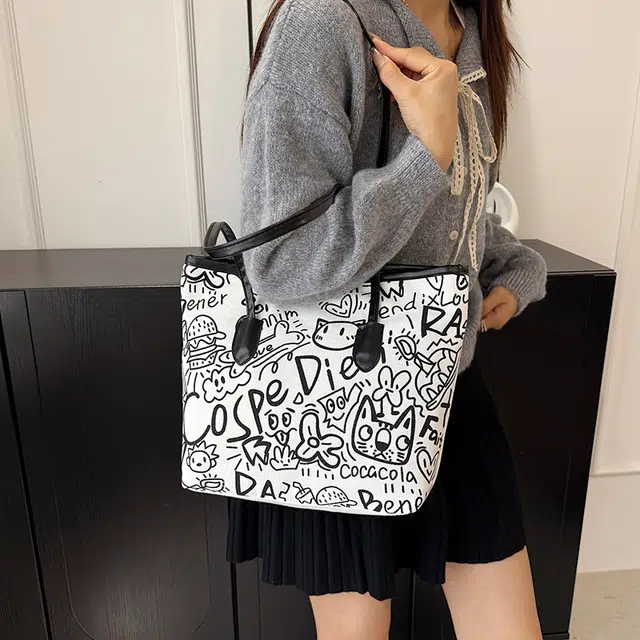 米囹 俏皮动画素描涂鸦风 高中初中女孩品味童年乐趣 动力出街女款 轻盈 拎包 常规 青少年 白色/黑色/粉红色