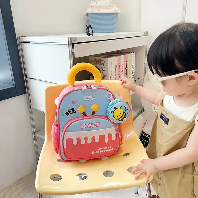 米囹 蜜蜂图案潮好看 学校出门酷 小学生日常活力散步多功能男女同款 轻盈 双肩包 常规 西瓜红/紫色/绿色/藏青色