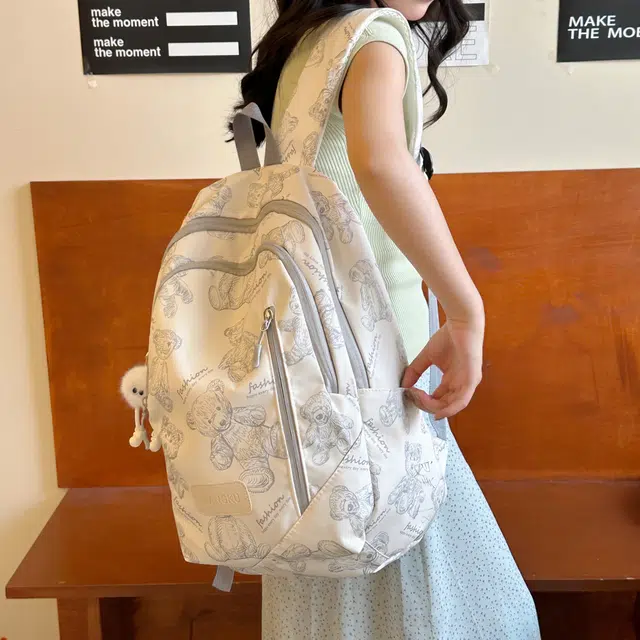 米囹 小熊印花表达精致范 大容量背包 户外登山男女同款 轻盈 双肩包 常规 白色/浅灰色/黑色/绿色