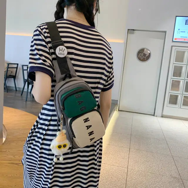 米囹 毛绒玩具装饰可爱范 简约配色精工剪裁 男女同款 轻盈 斜跨包 中号 灰色/黑色/黄色/绿色