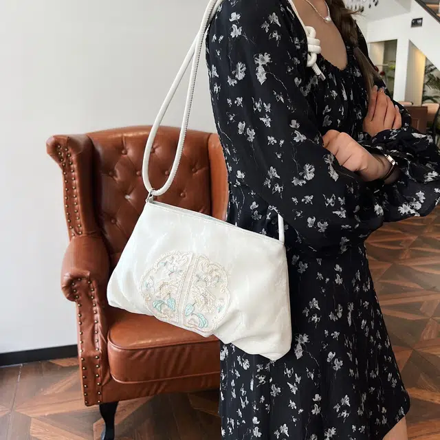 米囹 女孩尝试古风 行走刺绣质地精致视觉质感淡雅柔美 女款 轻盈 斜跨包 常规 白色/灰色/黑色/粉红色