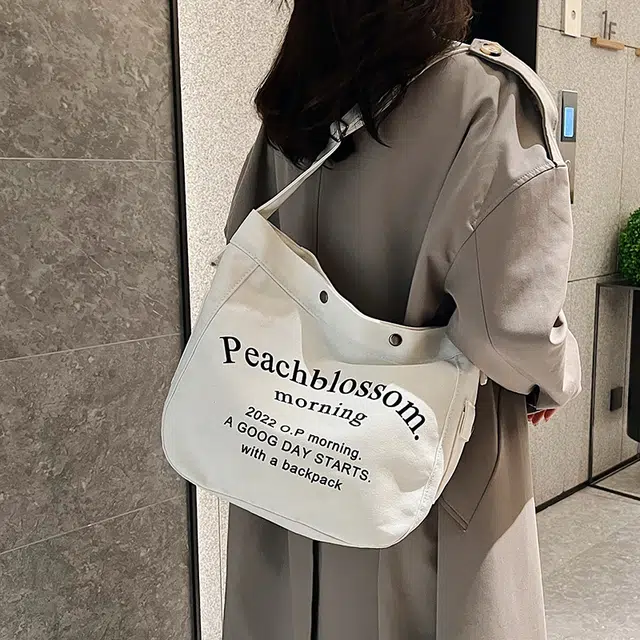 米囹 复古女孩花样装扮形象美 可爱随身带 经典设计 女款 轻盈 斜跨包 常规 白色/黑色