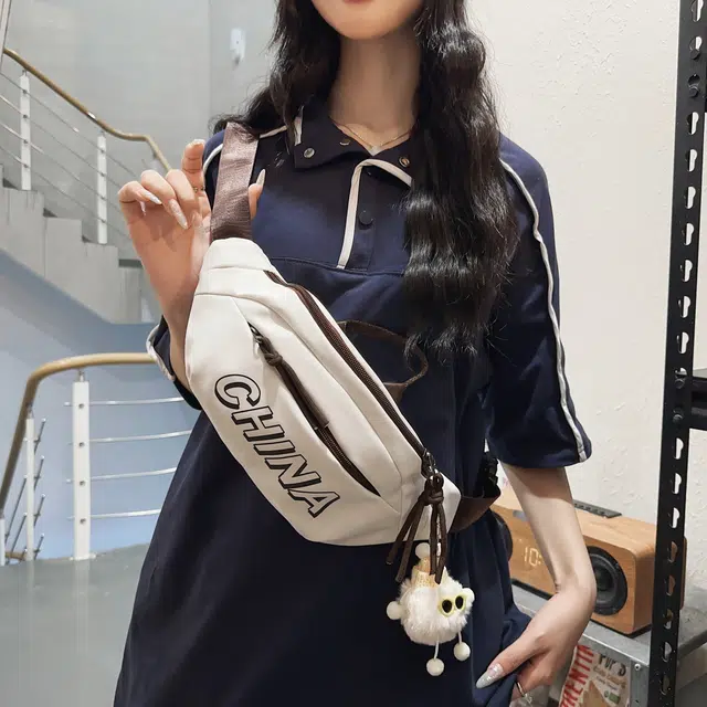 米囹 萌酷小精灵动感有型 多功能初中高中可爱风 男女同款 轻盈 斜跨包 中号 米白色/黑色/卡其色/绿色