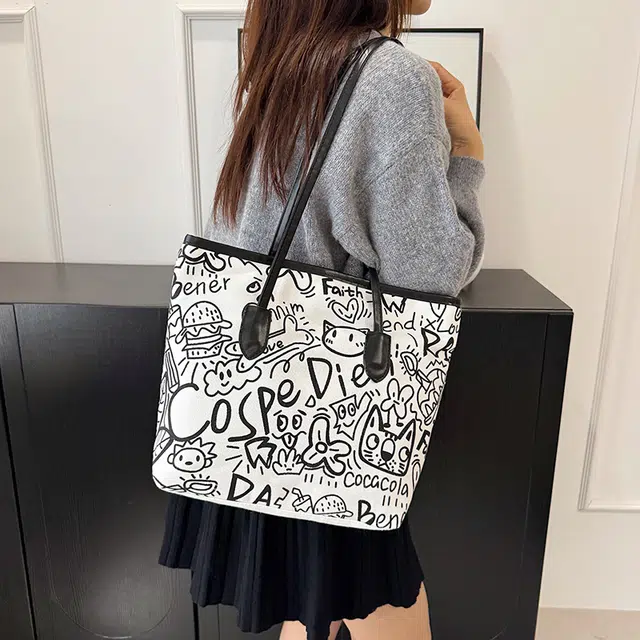 米囹 俏皮动画素描涂鸦风 高中初中女孩品味童年乐趣 动力出街女款 轻盈 拎包 常规 青少年 白色/黑色/粉红色