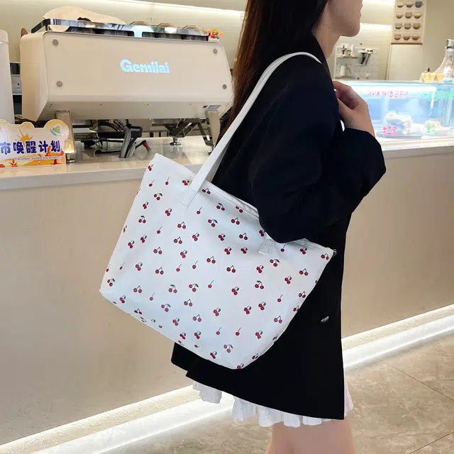 米囹 樱桃印花可爱风格 大容量 初中高中经典街头男女同款 轻盈 斜跨包 常规 白色/黑色/红色/棕色