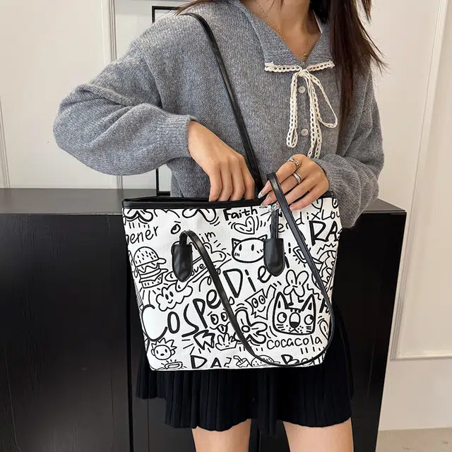 米囹 俏皮动画素描涂鸦风 高中初中女孩品味童年乐趣 动力出街女款 轻盈 拎包 常规 青少年 白色/黑色/粉红色