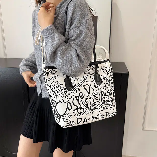 米囹 俏皮动画素描涂鸦风 高中初中女孩品味童年乐趣 动力出街女款 轻盈 拎包 常规 青少年 白色/黑色/粉红色