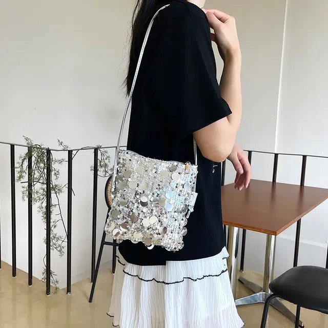 米囹 亮晶晶元素街头吸睛单品 女孩乐趣穿搭别样优雅 女款 轻盈 斜跨包 小号 银色/黑色/紫色/金色
