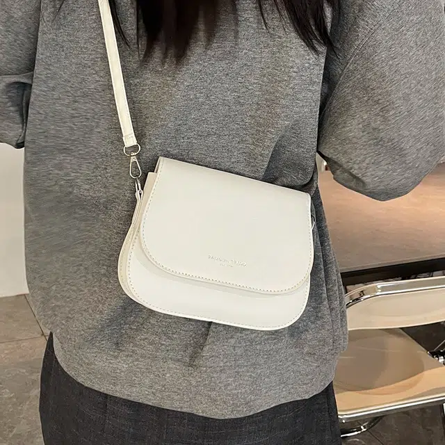 米囹 女孩乐趣皮面皮质细腻 街头行走表达优雅 学院风精致 女款 轻盈 斜跨包 小号 白色/黑色/粉红色/卡其色/蓝色