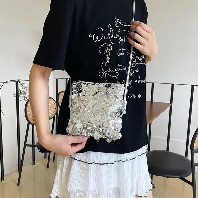 米囹 亮晶晶元素街头吸睛单品 女孩乐趣穿搭别样优雅 女款 轻盈 斜跨包 小号 银色/黑色/紫色/金色