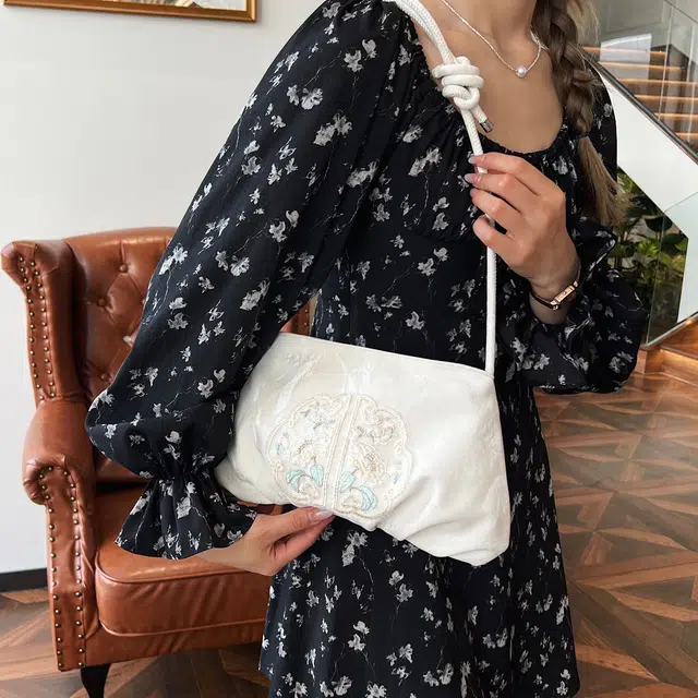 米囹 女孩尝试古风 行走刺绣质地精致视觉质感淡雅柔美 女款 轻盈 斜跨包 常规 白色/灰色/黑色/粉红色