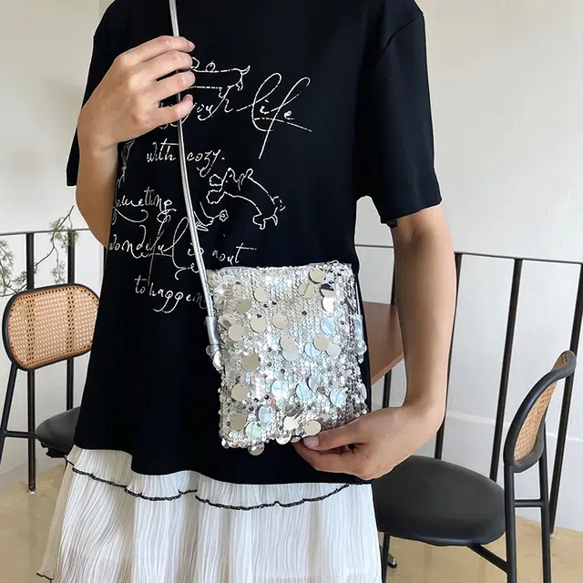 米囹 亮晶晶元素街头吸睛单品 女孩乐趣穿搭别样优雅 女款 轻盈 斜跨包 小号 银色/黑色/紫色/金色