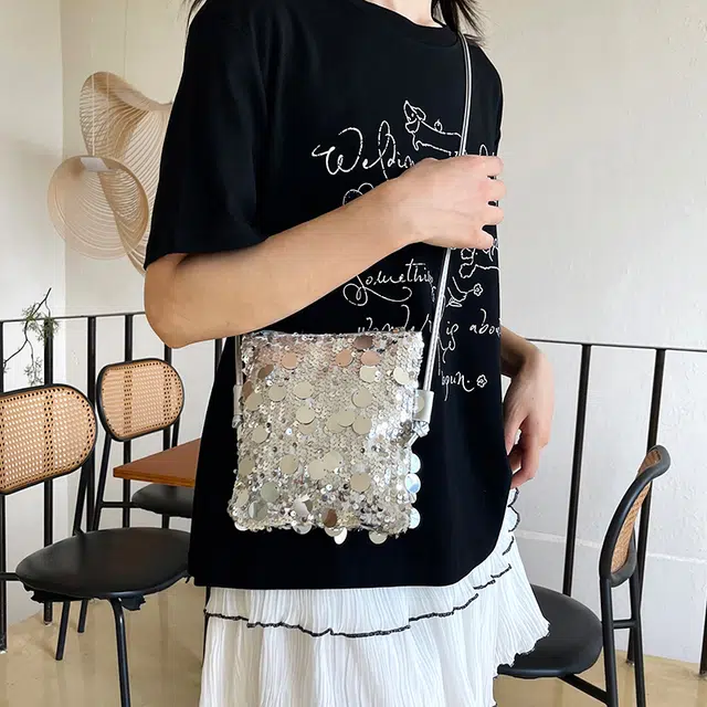 米囹 亮晶晶元素街头吸睛单品 女孩乐趣穿搭别样优雅 女款 轻盈 斜跨包 小号 银色/黑色/紫色/金色